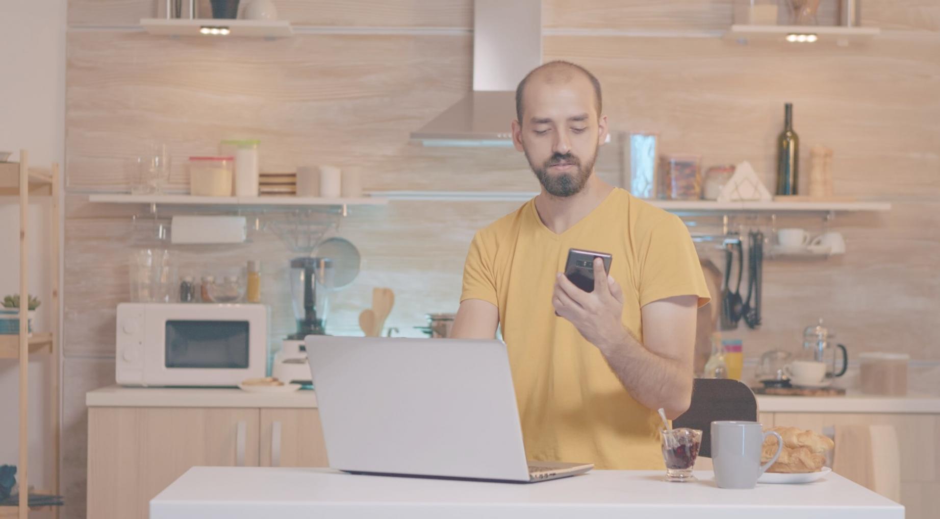 Personas trabajando en conceptos financieros y emprendimiento
